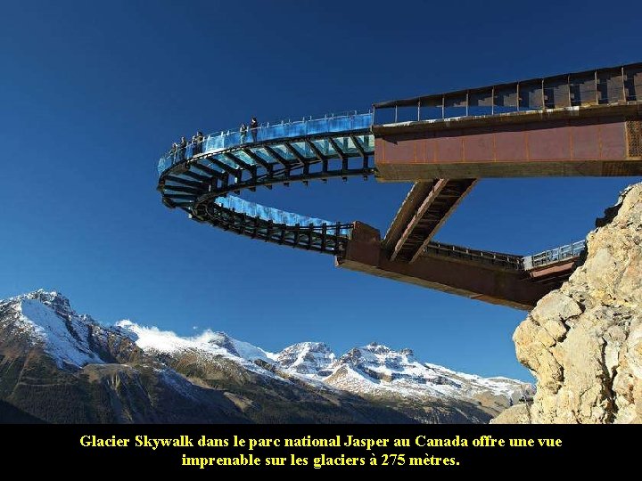 Glacier Skywalk dans le parc national Jasper au Canada offre une vue imprenable sur