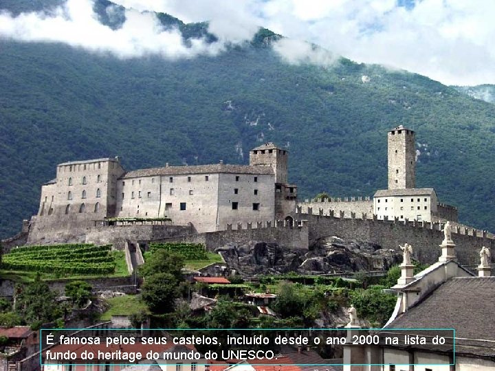 É famosa pelos seus castelos, incluído desde o ano 2000 na lista do fundo