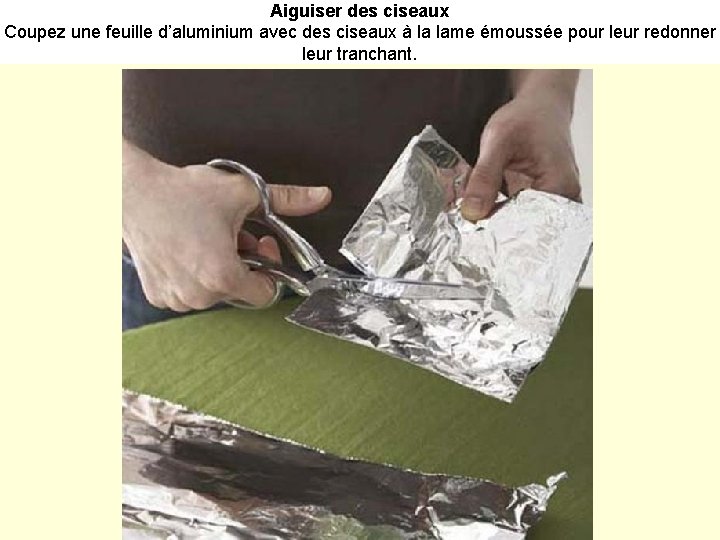 Aiguiser des ciseaux Coupez une feuille d’aluminium avec des ciseaux à la lame émoussée