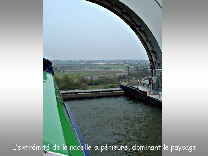 L’extrémité de la nacelle supérieure, dominant le paysage 