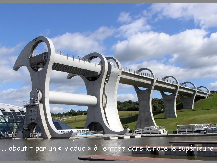 … aboutit par un « viaduc » à l’entrée dans la nacelle supérieure 