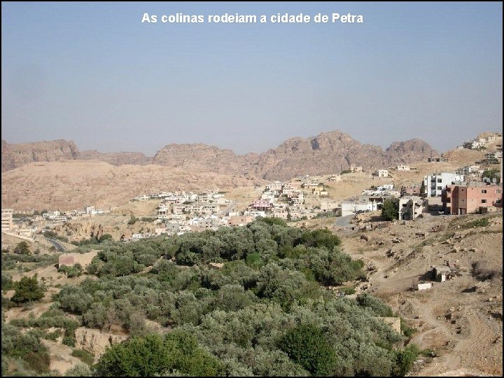 As colinas rodeiam a cidade de Petra 