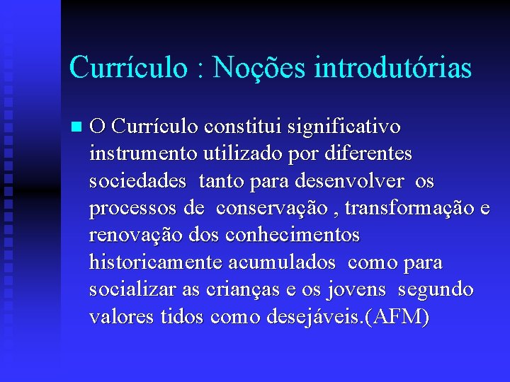 Currículo : Noções introdutórias n O Currículo constitui significativo instrumento utilizado por diferentes sociedades