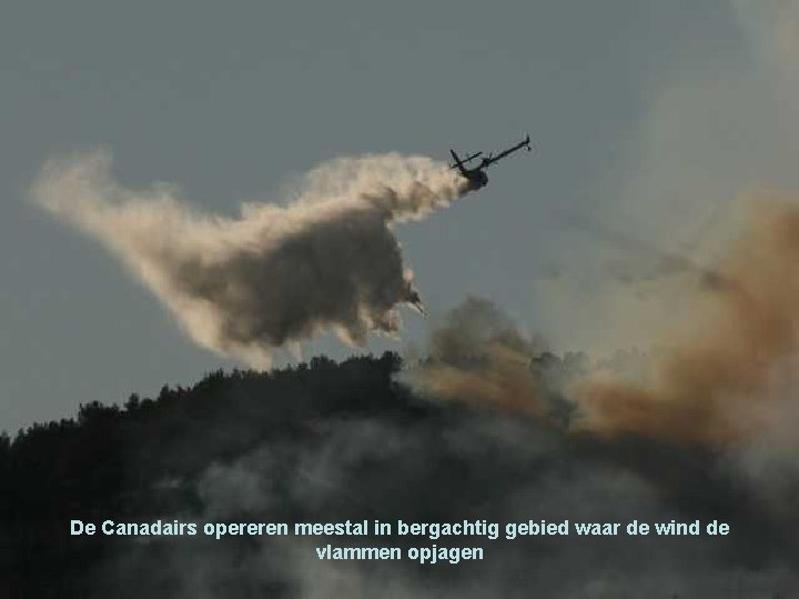 De Canadairs opereren meestal in bergachtig gebied waar de wind de vlammen opjagen 