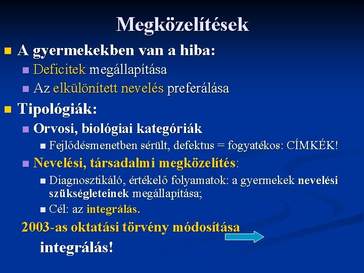 Megközelítések n A gyermekekben van a hiba: Deficitek megállapítása n Az elkülönített nevelés preferálása