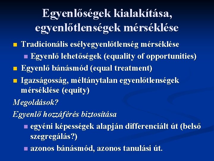 Egyenlőségek kialakítása, egyenlőtlenségek mérséklése Tradicionális esélyegyenlőtlenség mérséklése n Egyenlő lehetőségek (equality of opportunities) n