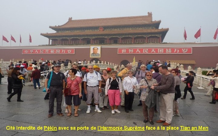 Cité Interdite de Pékin avec sa porte de l’Harmonie Suprême face à la place