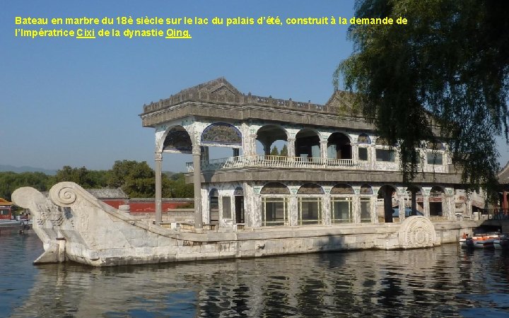 Bateau en marbre du 18è siècle sur le lac du palais d’été, construit à