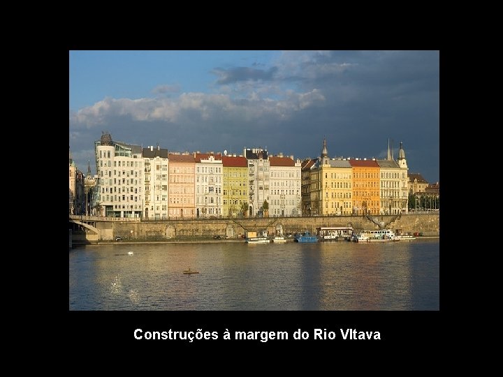 Construções à margem do Rio Vltava 