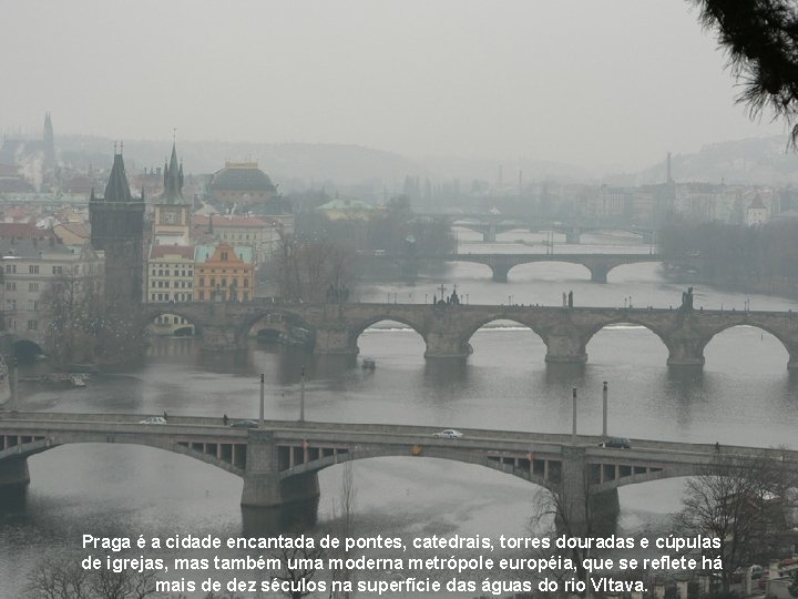 Praga é a cidade encantada de pontes, catedrais, torres douradas e cúpulas de igrejas,