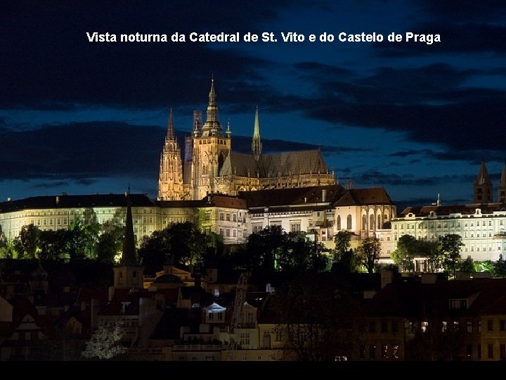 Vista noturna da Catedral de St. Vito e do Castelo de Praga 