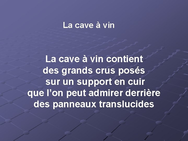 La cave à vin contient des grands crus posés sur un support en cuir