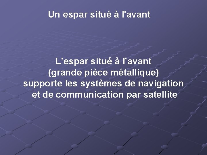 Un espar situé à l'avant L’espar situé à l’avant (grande pièce métallique) supporte les