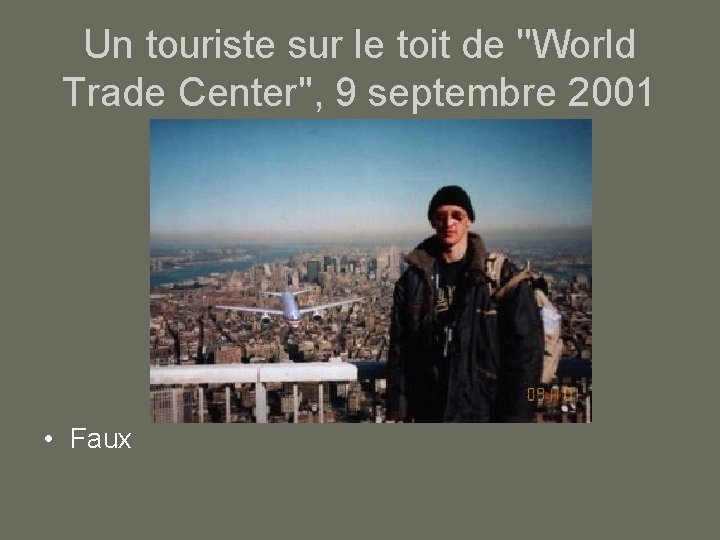 Un touriste sur le toit de ''World Trade Center'', 9 septembre 2001 • Faux