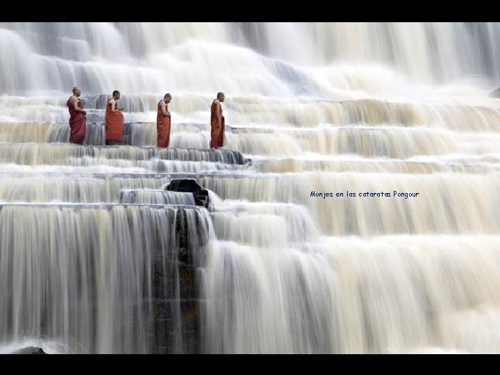 Monjes en las cataratas Pongour 