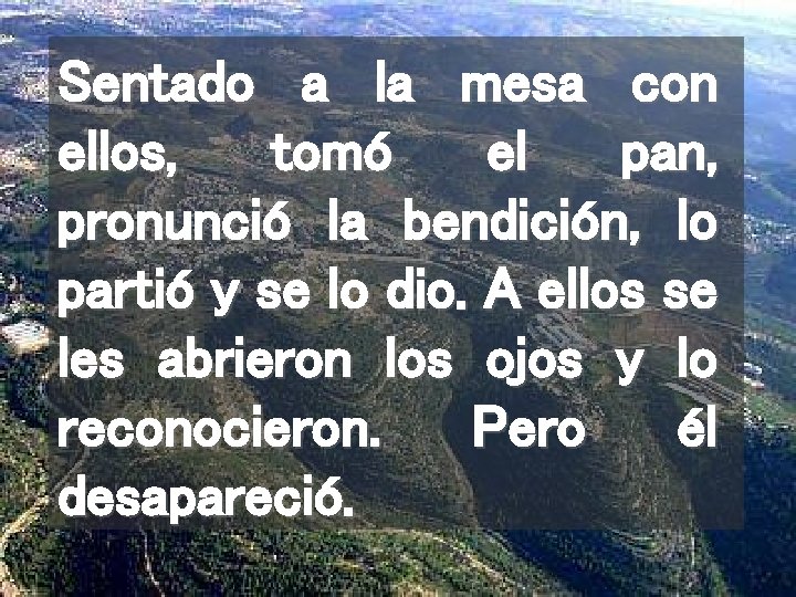 Sentado a la mesa con ellos, tomó el pan, pronunció la bendición, lo partió