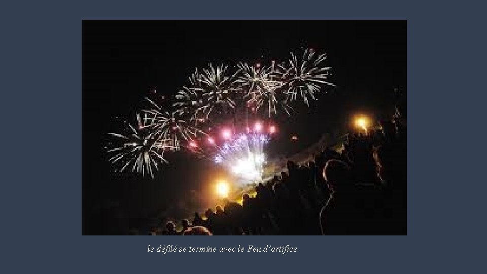 le défilé se termine avec le Feu d’artifice 