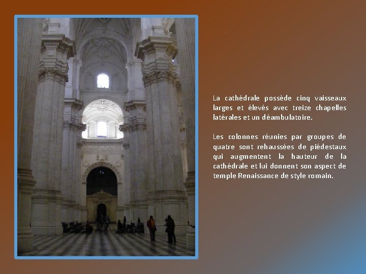 La cathédrale possède cinq vaisseaux larges et élevés avec treize chapelles latérales et un