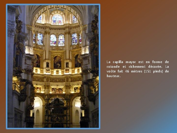 La capilla mayor est en forme de rotonde et richement décorée. La voûte fait