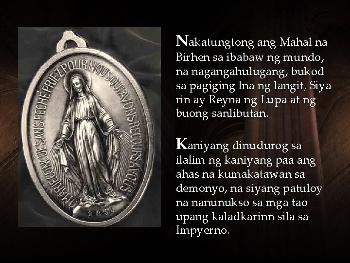 Nakatungtong ang Mahal na Birhen sa ibabaw ng mundo, na nagangahulugang, bukod sa pagiging