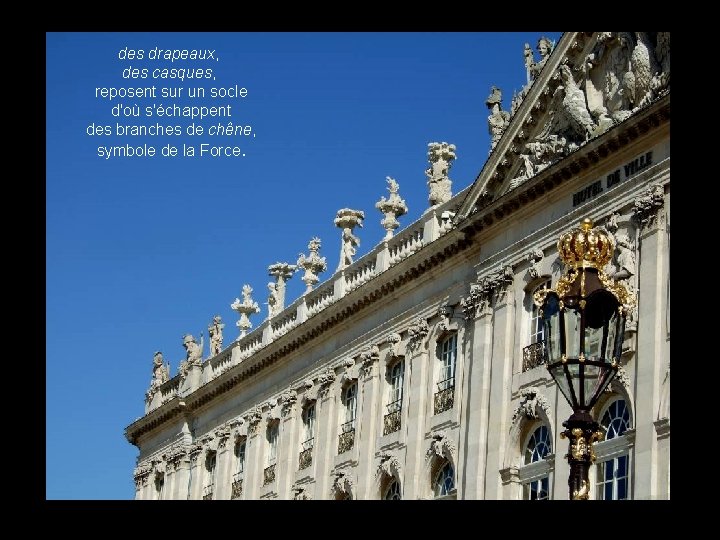 des drapeaux, des casques, reposent sur un socle d'où s'échappent des branches de chêne,