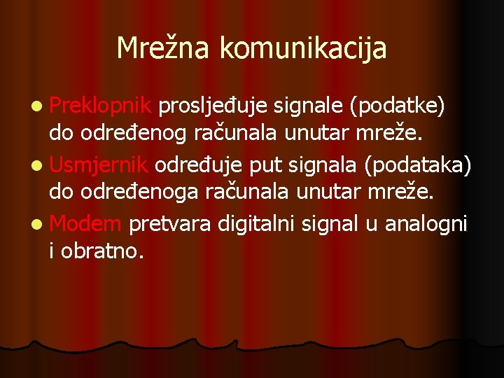 Mrežna komunikacija l Preklopnik prosljeđuje signale (podatke) do određenog računala unutar mreže. l Usmjernik