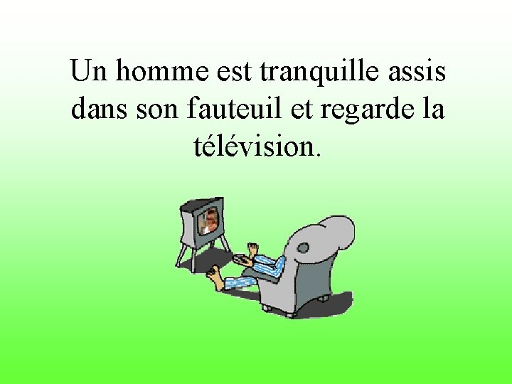 Un homme est tranquille assis dans son fauteuil et regarde la télévision. 