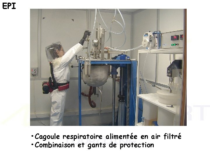 EPI • Cagoule respiratoire alimentée en air filtré • Combinaison et gants de protection