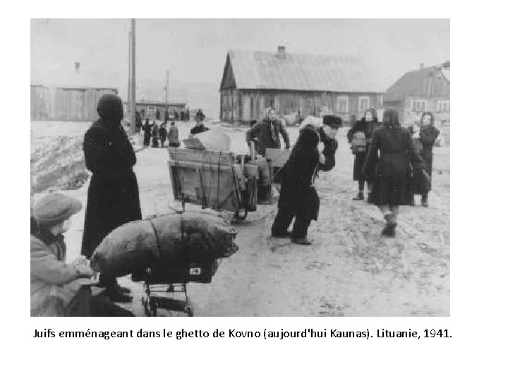 Juifs emménageant dans le ghetto de Kovno (aujourd'hui Kaunas). Lituanie, 1941. 