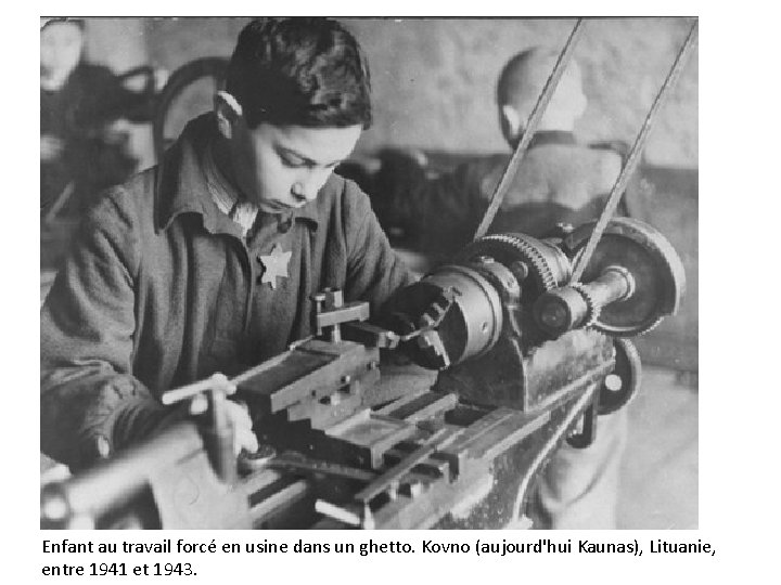 Enfant au travail forcé en usine dans un ghetto. Kovno (aujourd'hui Kaunas), Lituanie, entre