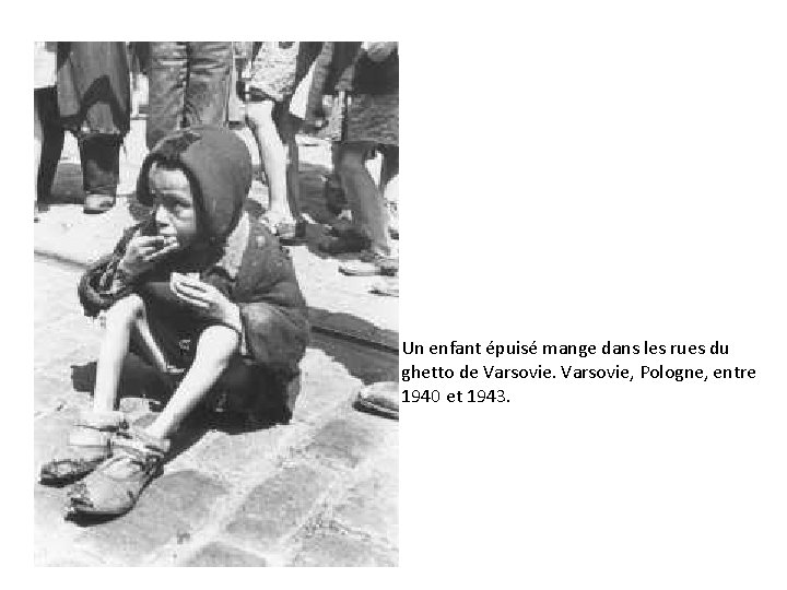 Un enfant épuisé mange dans les rues du ghetto de Varsovie, Pologne, entre 1940