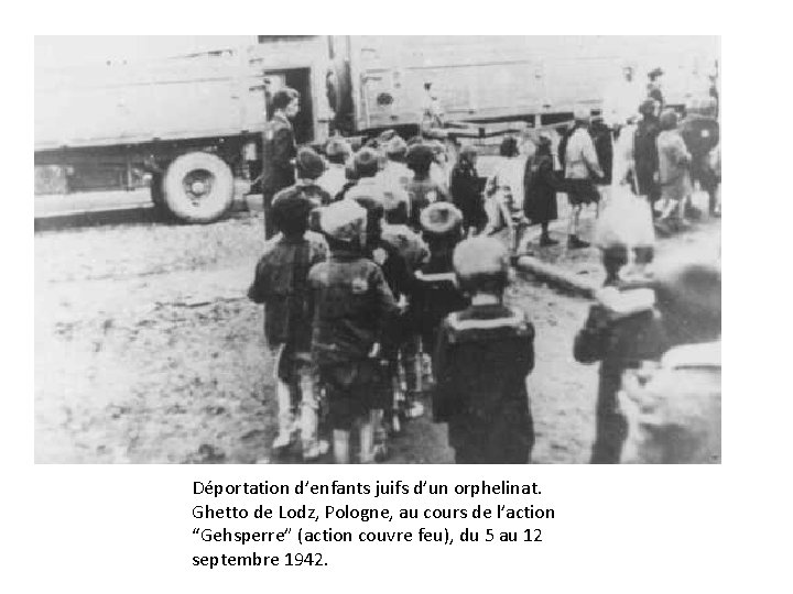 Déportation d’enfants juifs d’un orphelinat. Ghetto de Lodz, Pologne, au cours de l’action “Gehsperre”