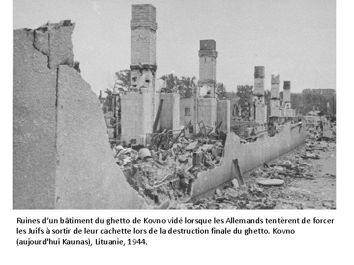 Ruines d’un bâtiment du ghetto de Kovno vidé lorsque les Allemands tentèrent de forcer