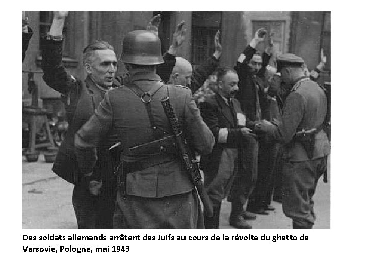 Des soldats allemands arrêtent des Juifs au cours de la révolte du ghetto de