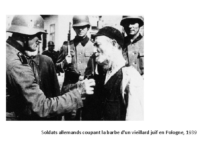 Soldats allemands coupant la barbe d'un vieillard juif en Pologne, 1939 