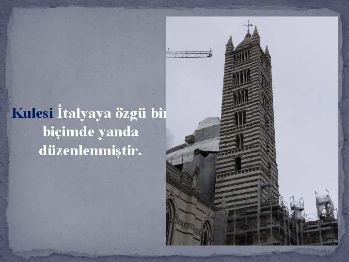 Kulesi İtalyaya özgü bir biçimde yanda düzenlenmiştir. 