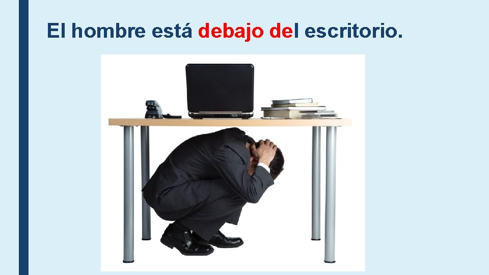 El hombre está debajo del escritorio. El hombre está debajo del escritorio.