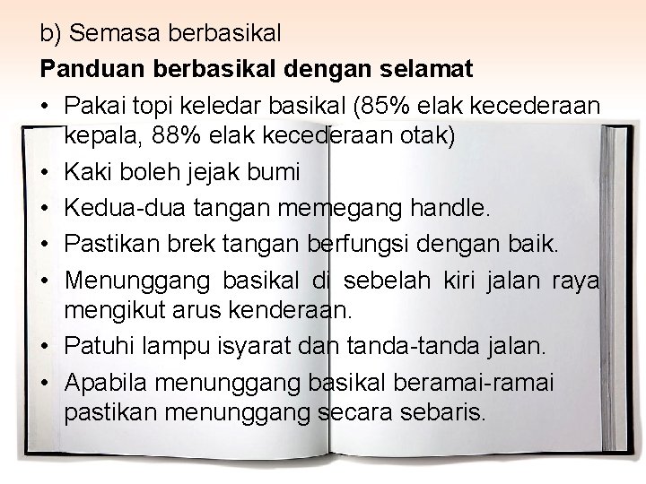 b) Semasa berbasikal Panduan berbasikal dengan selamat • Pakai topi keledar basikal (85% elak