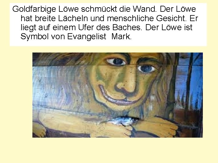 Goldfarbige Lӧwe schmückt die Wand. Der Lӧwe hat breite Lächeln und menschliche Gesicht. Er