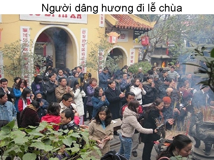 Người dâng hương đi lễ chùa 