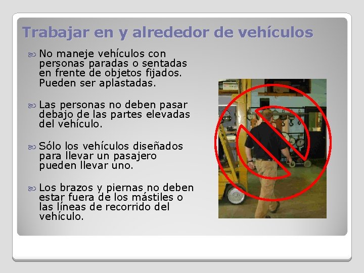 Trabajar en y alrededor de vehículos No maneje vehículos con personas paradas o sentadas