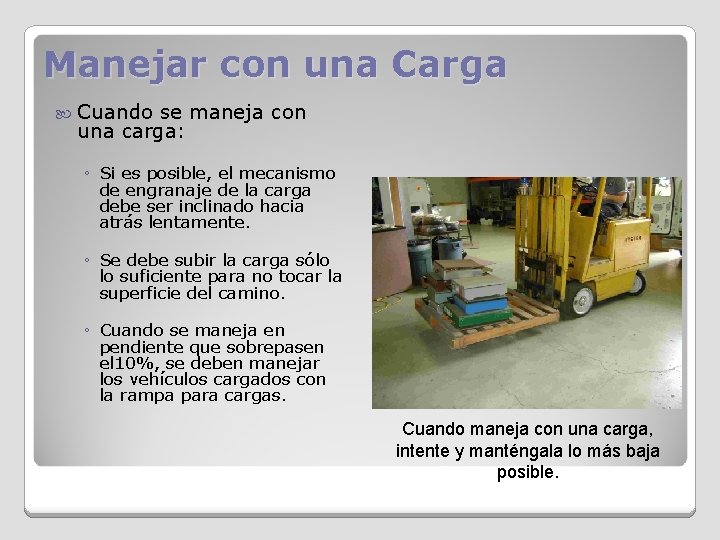 Manejar con una Carga Cuando se maneja con una carga: ◦ Si es posible,