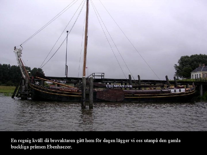 En regnig kväll då brovaktaren gått hem för dagen lägger vi oss utanpå den En regnig kväll då brovaktaren gått hem för dagen lägger vi oss utanpå den