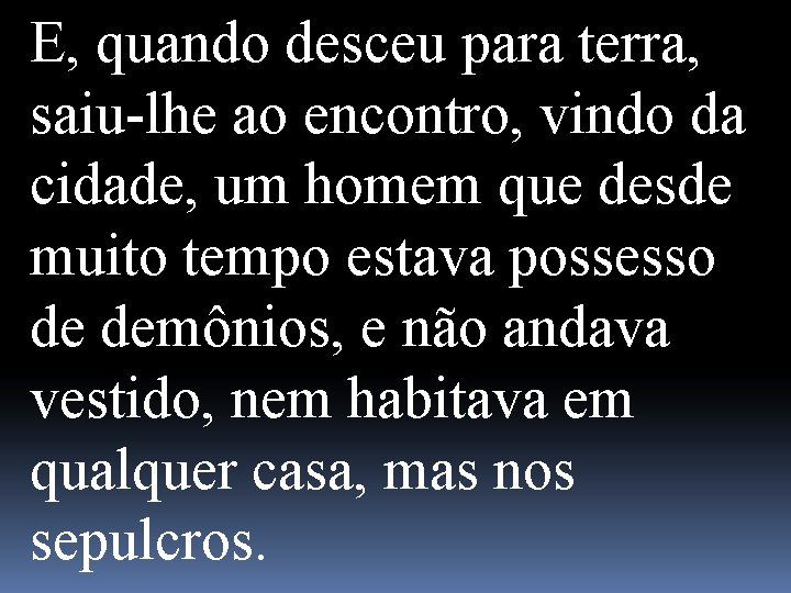 E, quando desceu para terra, saiu-lhe ao encontro, vindo da cidade, um homem que