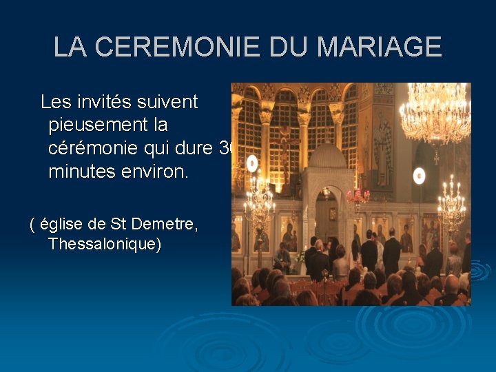 LA CEREMONIE DU MARIAGE Les invités suivent pieusement la cérémonie qui dure 30 minutes