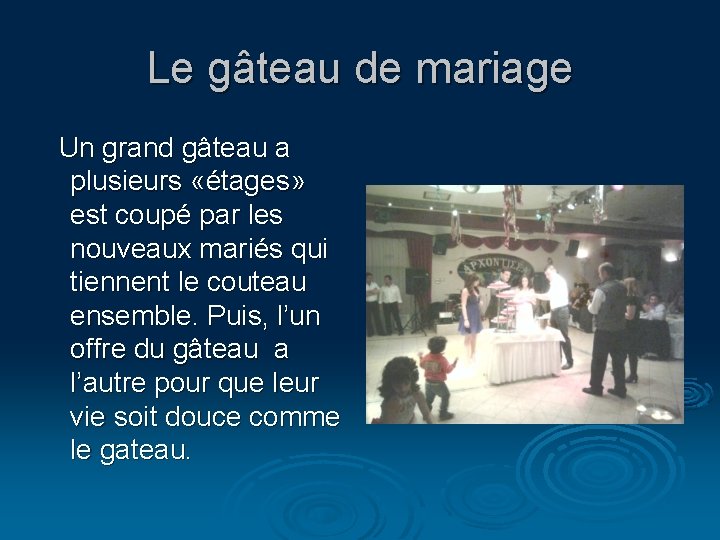 Le gâteau de mariage Un grand gâteau a plusieurs «étages» est coupé par les