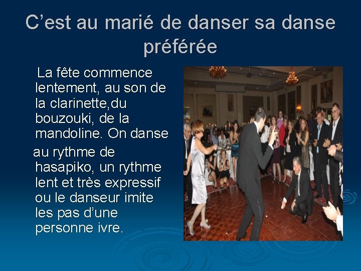 C’est au marié de danser sa danse préférée La fête commence lentement, au son