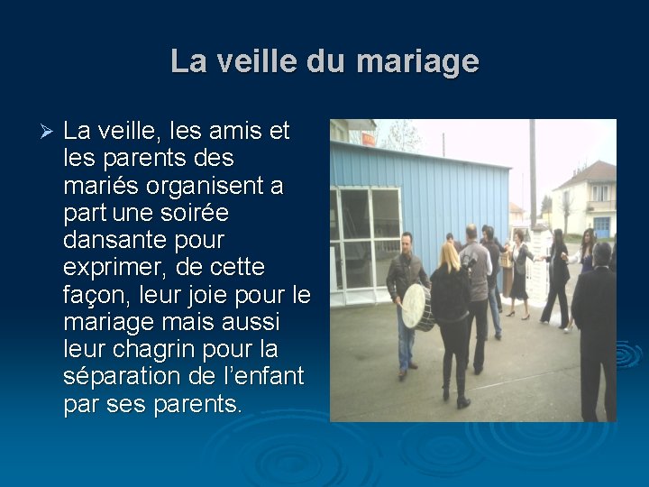 La veille du mariage Ø La veille, les amis et les parents des mariés