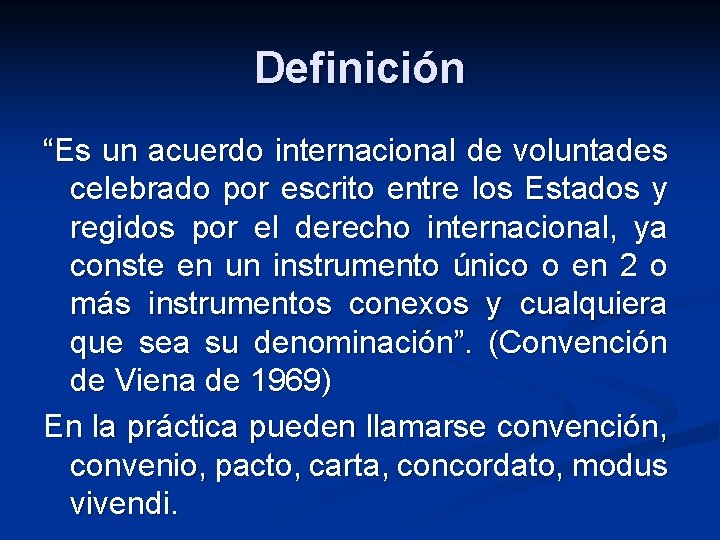 Definición “Es un acuerdo internacional de voluntades celebrado por escrito entre los Estados y