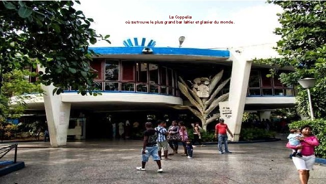 La Coppelia où se trouve le plus grand bar laitier et glacier du monde. La Coppelia où se trouve le plus grand bar laitier et glacier du monde.